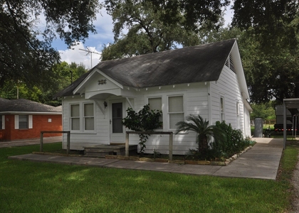 213 E Burress Street - Photo 1