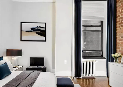 West 52 Street - Photo 1