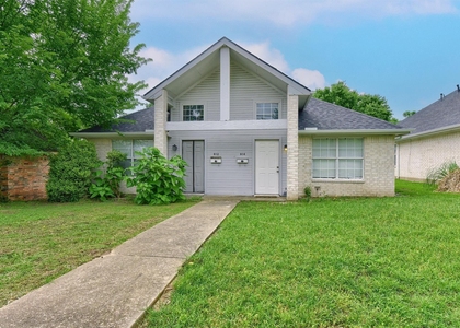 914 W Houston Street - Photo 1