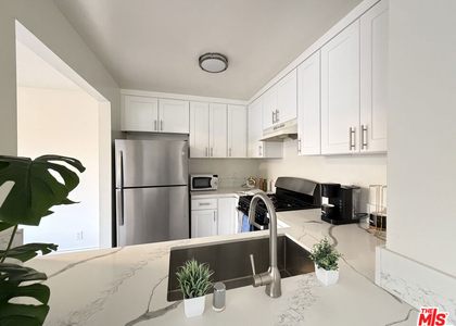 326 S Manhattan Place - Photo 1