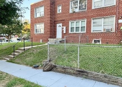 400 Chaplin Street Se - Photo 1