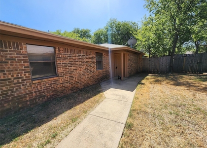 617 Race Street - Photo 1