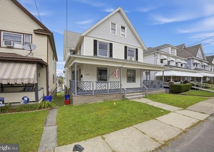 1124 1/2 W Locust Street - Photo 1