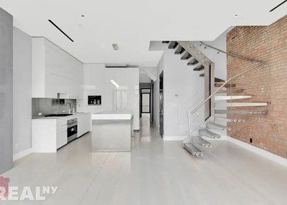 Bowery - Photo 1
