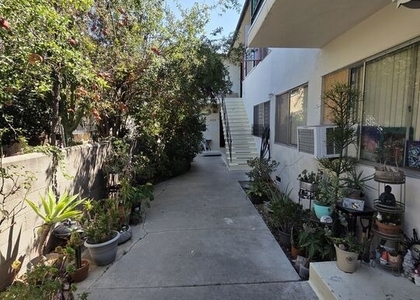 1532 N Harvard Boulevard - Photo 1