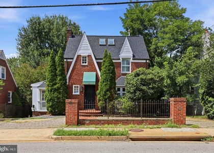 1706 N Glebe Road - Photo 1