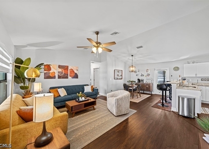 522 Ne Van Loon Lane - Photo 1