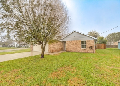 503 W Linney Street - Photo 1