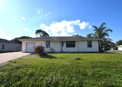 1102 Sw Hibiscus Street - Photo 1