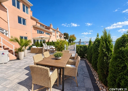 Harbour Court - Photo 1