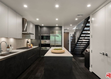 724 N Croft Avenue - Photo 1