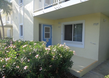 5527 Ne Gulfstream Way - Photo 1