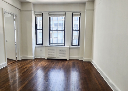 East 46 Street - Photo 1