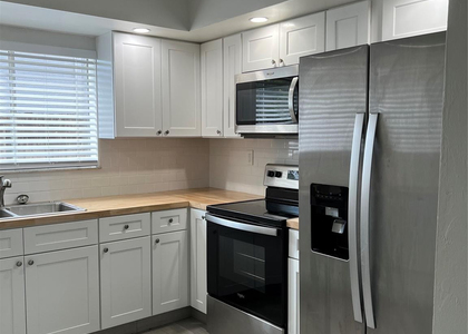 610 Ne 29th Drive - Photo 1