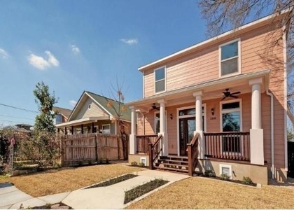 2406 E 11th St - Photo 1