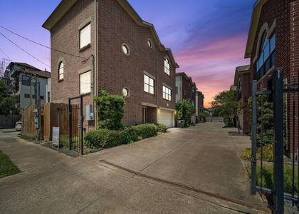 917 W 21st Street - Photo 1