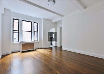 East 46 Street - Photo 1