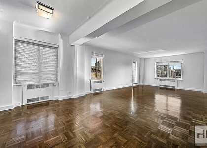 Fifth Avenue - Photo 1