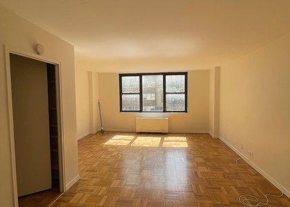 East 49 Street - Photo 1