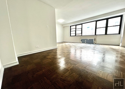 E 16 St - Photo 1