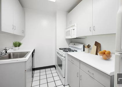 E 52nd St - Photo 1