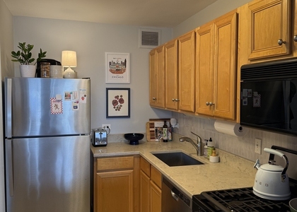 444 W Fullerton Parkway - Photo 1