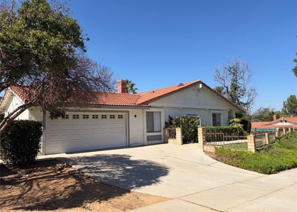 538 Iris Street - Photo 1