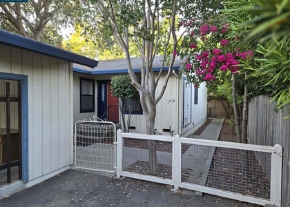 1678 E Street - Photo 1