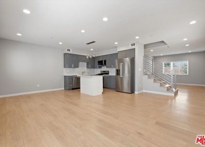 6117 1/2 Fountain Avenue - Photo 1