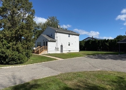 391 Hollywood Ave - Photo 1