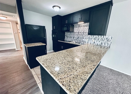 601 W 11th St - Photo 1