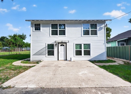 408 W Donovan Street - Photo 1