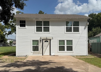 408 W Donovan Street - Photo 1