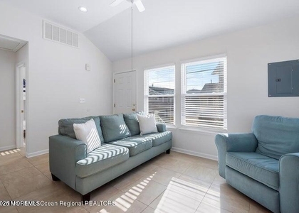 109 W Pompano Way - Photo 1