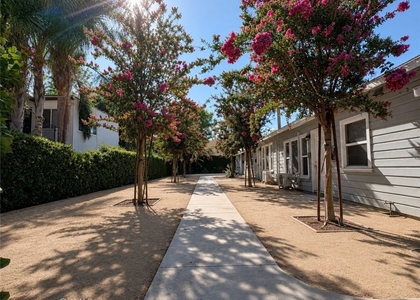 889 N Oakland - Photo 1