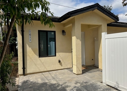 1611 N Niagara - Photo 1
