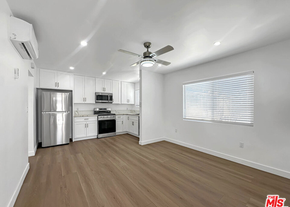 215 1/2 W Plymouth Street - Photo 1