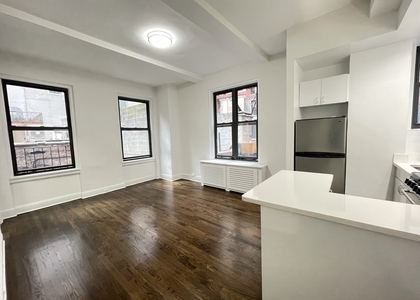 East 46 Street - Photo 1