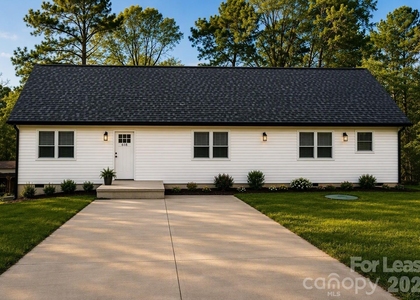 618 E Holly Street - Photo 1