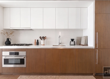West 42 Street - Photo 1