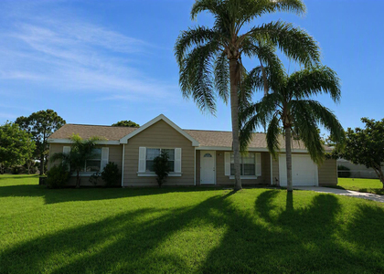 374 Sw Eastport Circle - Photo 1