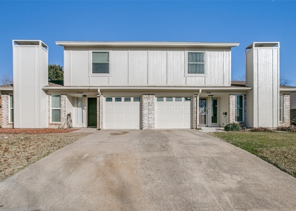 7044 Crosstimbers Lane - Photo 1