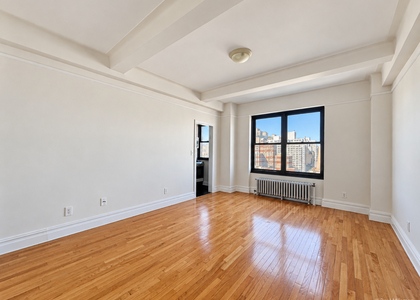 E 10th st / 2nd Ave - Photo 1