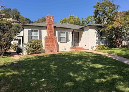 1827 Oakwood Avenue - Photo 1