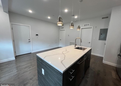 1939 N Darien Street - Photo 1