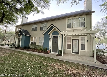 13703 Richmond Park Drive N - Photo 1