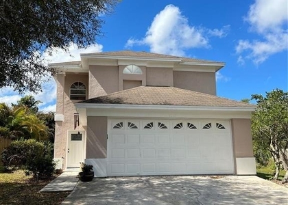 946 Berkley Court N - Photo 1