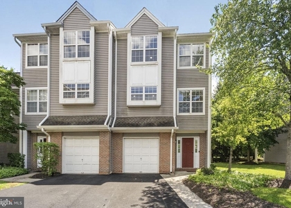 132 S Barrow Place - Photo 1