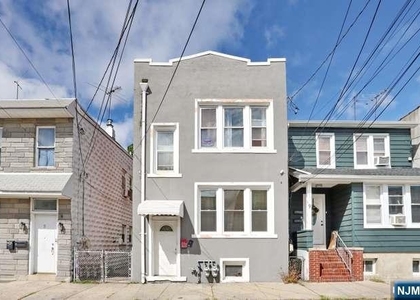 7 Farnham - Photo 1