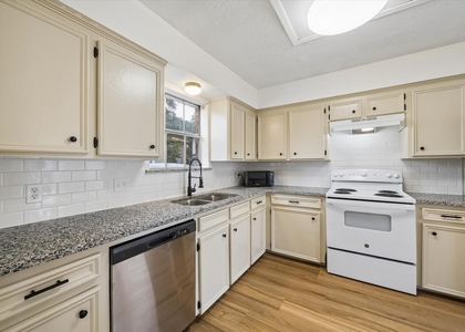 1600 Hazelwood Street - Photo 1